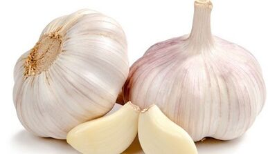 The use of garlic against fungi in the legs